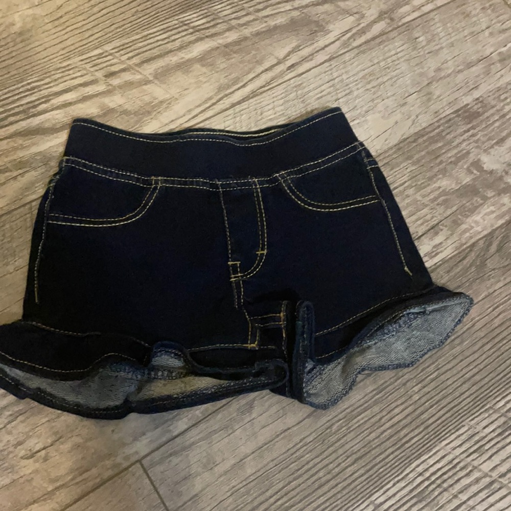 Levi’s jean shorts. Size 2t. Barely worn.